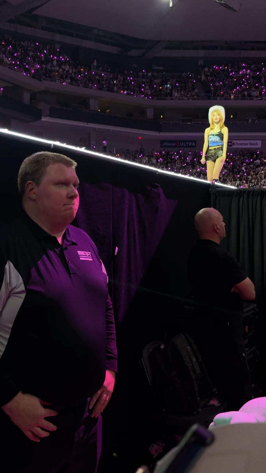 مومو التقط صورة سيلفي بالكاميرا!