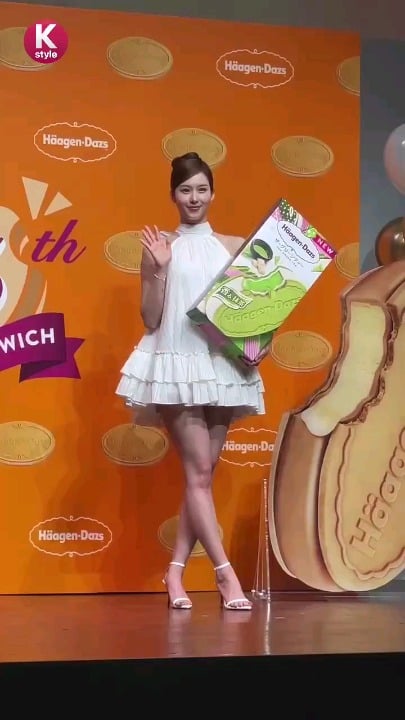 260430 تحديث تويتر لأخبار Kstyle - 💜TWICE Sana💜 ظهرت في عرض العلاقات العامة لـ "Haagen-Dazs Japan"✨ تحقق من فستانها القصير الأبيض النقي الرقيق❣️