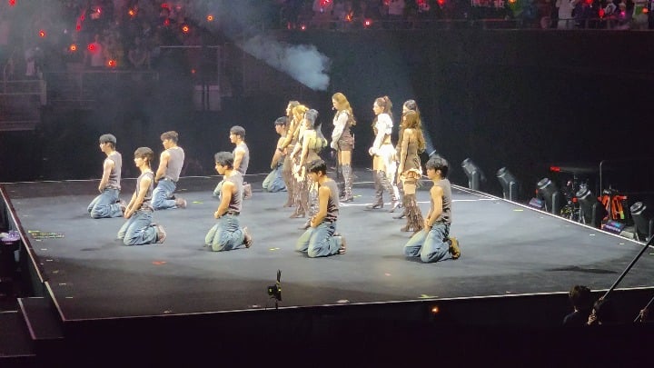 لقد خرج من العدم وانتهى به الأمر ليكون أبرز ما في العرض بالنسبة لي. ما هي أغنيتك المفضلة خلال هذه الجولة؟