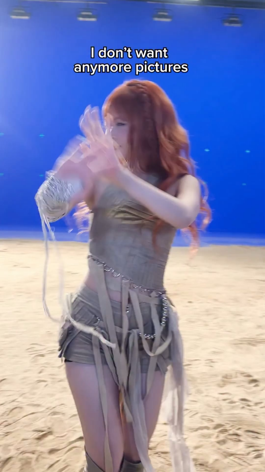 260428 تحديث LE SSERAFIM على التيك توك (2) - أنا : لا مزيد من الصور / أنا أيضًا : 📸✨