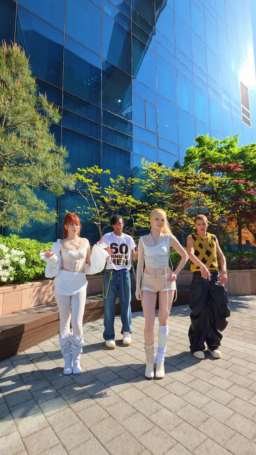 260427 تحديث SSERAFIM TikTok مع Huh Yunjin وHong Eunchae - حان الوقت للاحتفال مع SANTOS BRAVOS Drew & Kauê 🏁🎉 (تحدي الاحتفال)