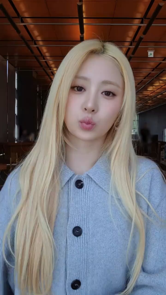 260429 تحديث LE SSERAFIM على التيك توك مع هوه يونجين - ليس لديك وقت للقراءة؟؟ #HUHYUNJIN's #BookTok 📚