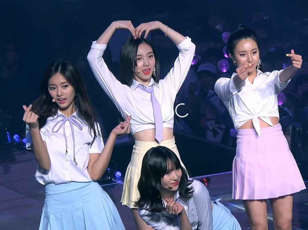 مرتين بالزي المدرسي