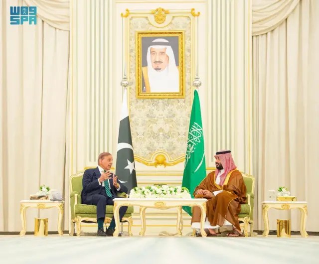 رئيس وزراء باكستان محمد شهباز شريف وولي العهد السعودي محمد بن سلمان في الرياض في سبتمبر 2015