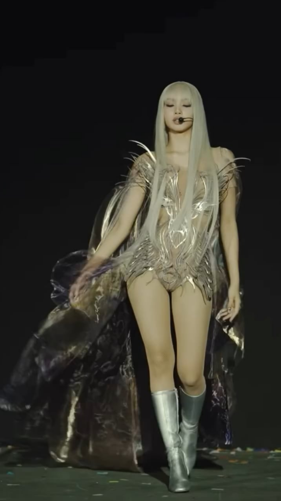 260418 خرجت ليزا على مسرح كوتشيلا الرئيسي