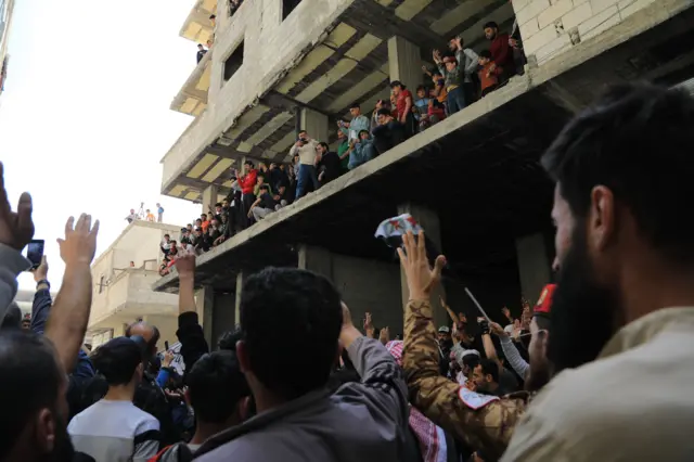 سكان وأقارب ضحايا "مذبحة" حي التضامن التي وقعت عام 2013 يطالبون بمحاكمة المشتبه به في المكان الذي ارتكبت فيه الجريمة بعد اعتقال أمجد يوسف وذلك في تجمع في منطقة التضامن في دمشق.