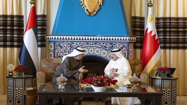 رئيس الدولة وحمد بن عيسى يبحثان في البحرين العلاقات الأخوية والمستجدات الإقليمية رئيس الدولة وحمد بن عيسى يبحثان في البحرين العلاقات الأخوية والمستجدات الإقليمية