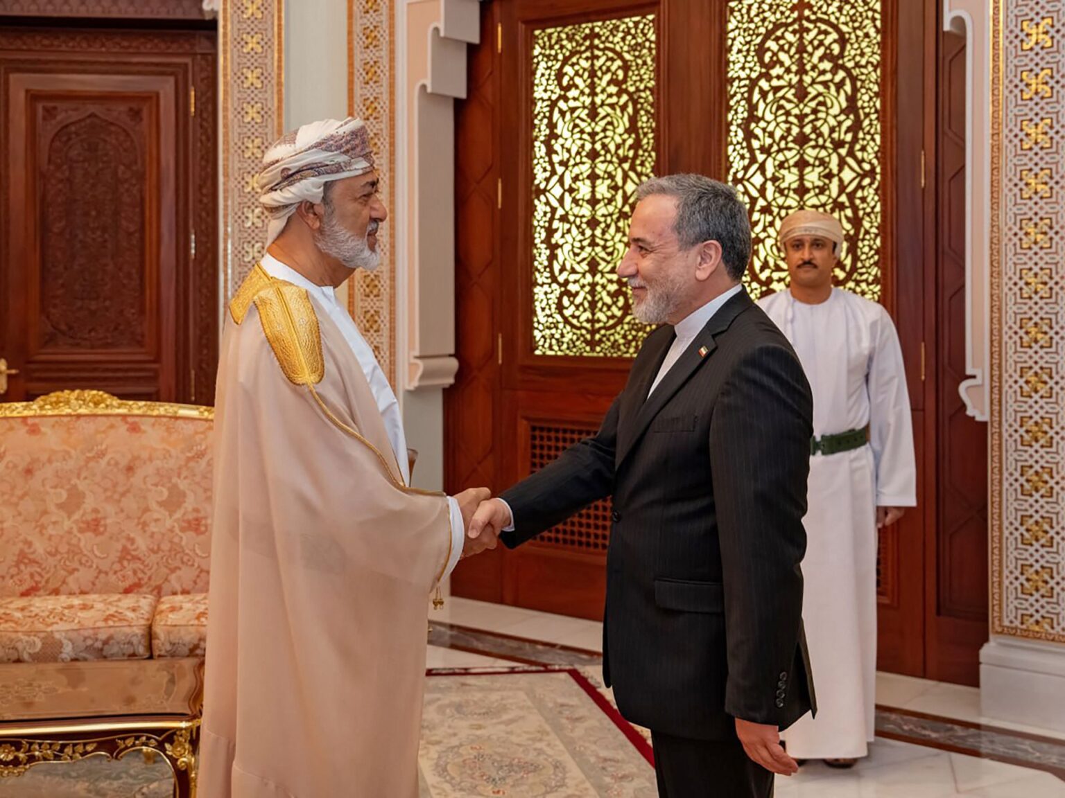 ترمب يلغي زيارة مبعوثَيه وبزشكيان يرفض التفاوض تحت التهديد | أخبار