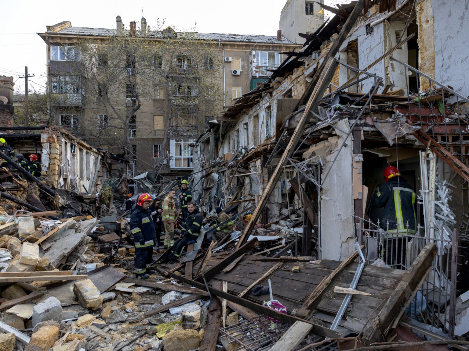 قتلى بهجمات روسية وأوكرانية واتهامات متبادلة بشأن استهداف زاباروجيا | أخبار