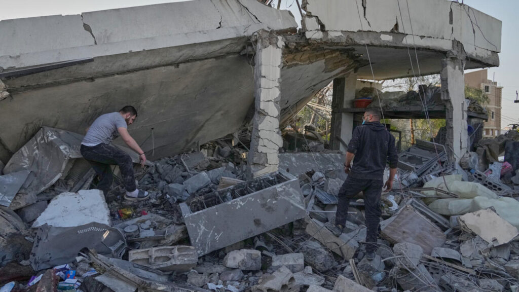 غارات إسرائيلية متواصلة على جنوب لبنان: تدمير المنازل وجرف ما تبقى منها