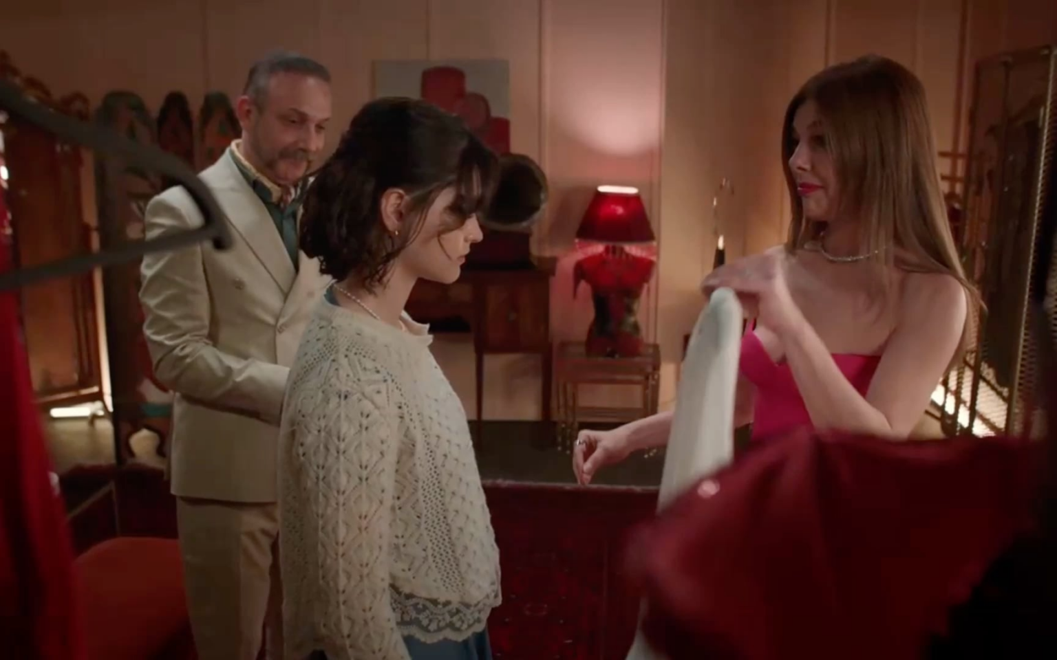 Derya Pınar Ak (dizi adı: Çirkin) dakika 1:37:40