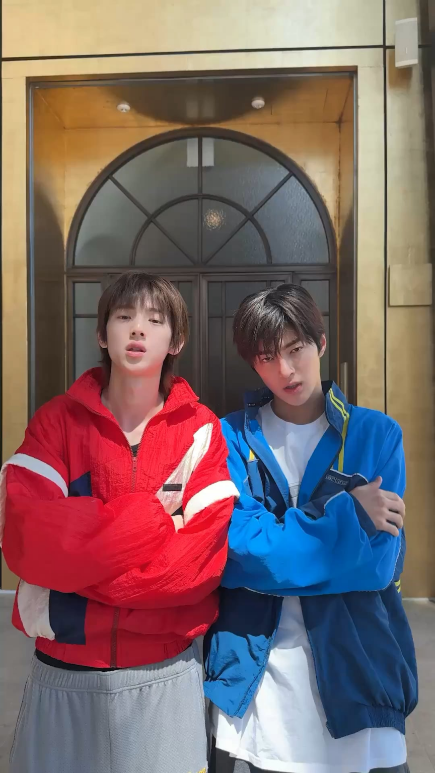 260427 تحديث كورتيس على تيك توك مع مياواكي ساكورا وهونغ إيونتشاي - جوهون وكيونهو هذا REDRED 🚨 (تحدي REDRED)