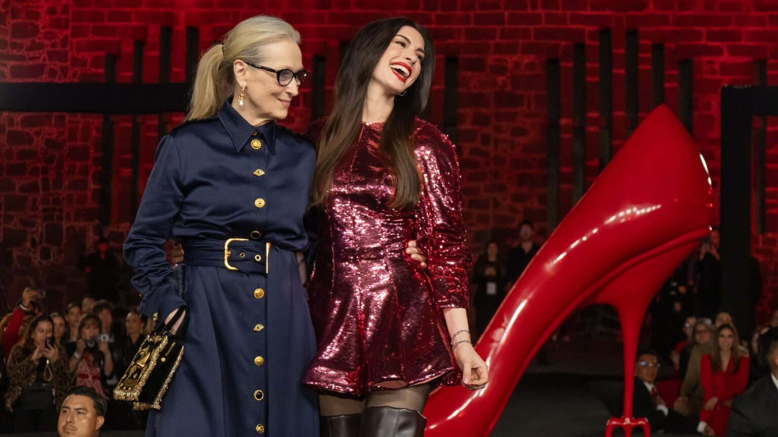 المركزية | بالفيديو - آن هاثاواي وميريل ستريب في العرض الاول ل"The Devil Wears Prada 2"