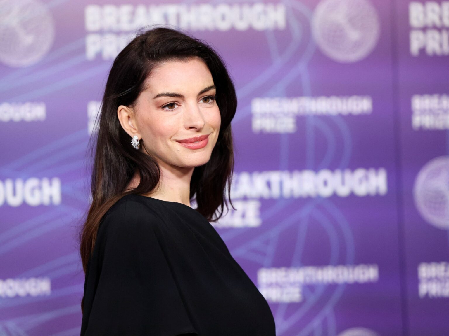 بعد "إن شاء الله".. آن هاثاواي تحصل على نسخة من المصحف | فن