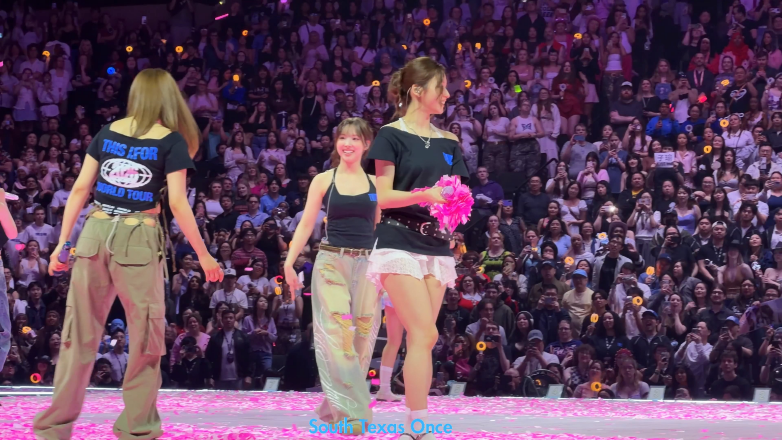 260412 منظر آخر لنايون وهي تدفن في قصاصات الورق في سانت بول