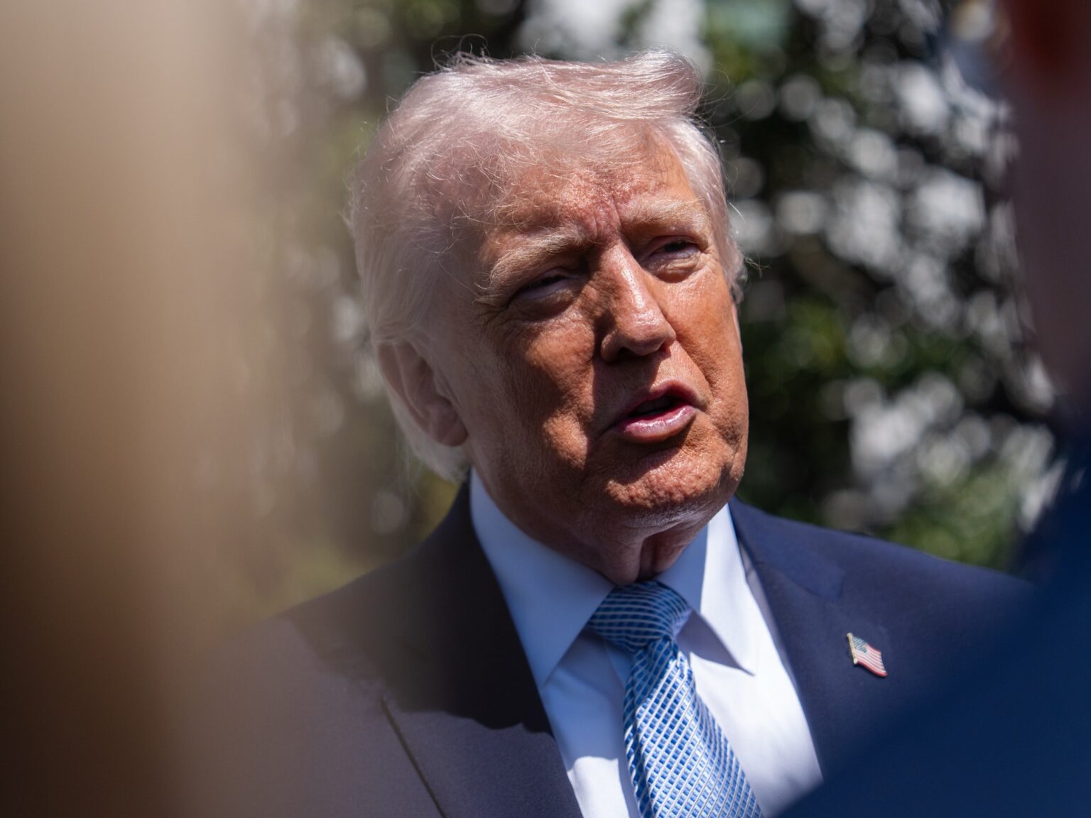 ترمب "متفائل" باتفاق قريب مع إيران ويحذرها من "ألم شديد" | أخبار