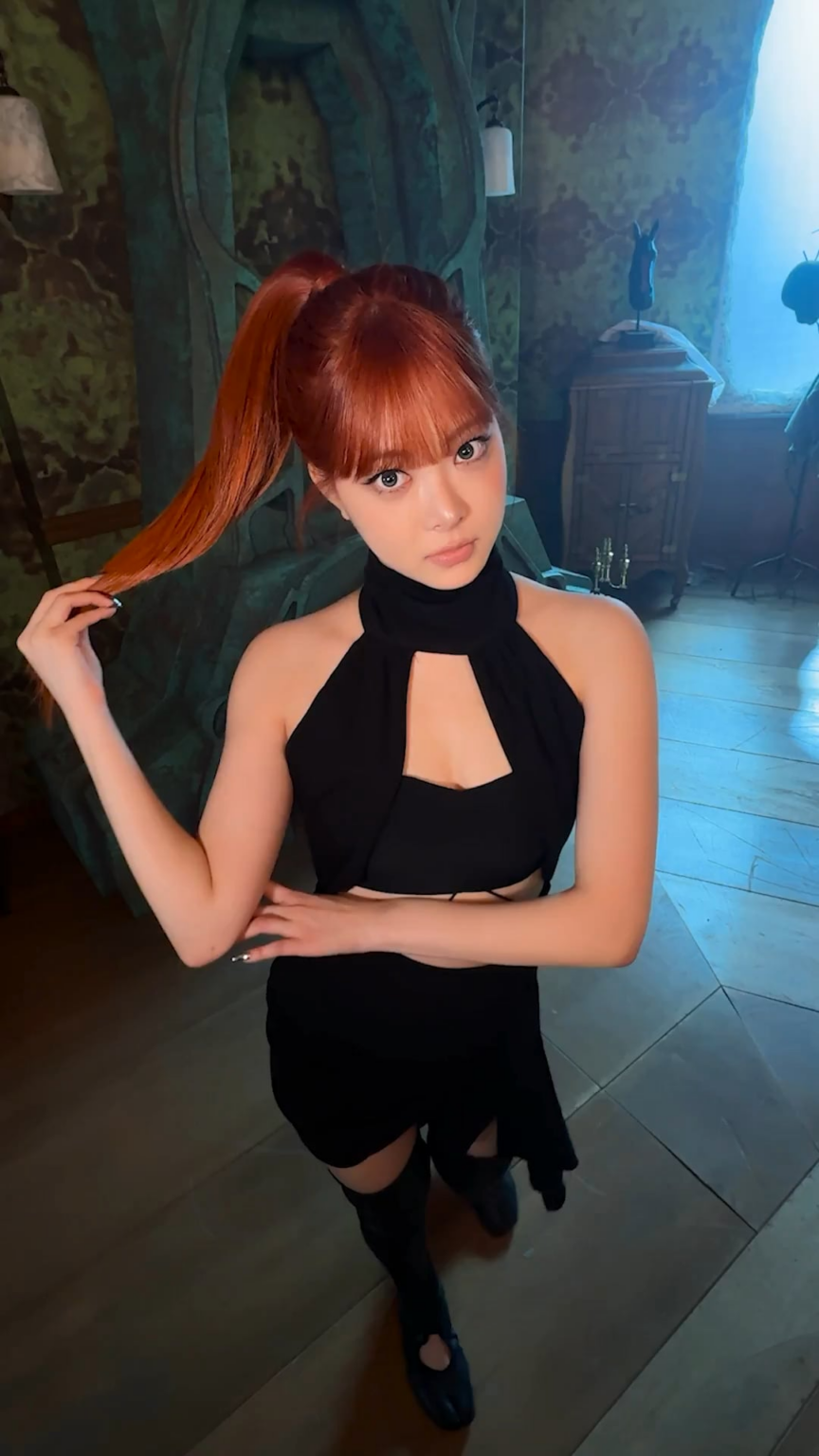 260427 تحديث LE SSERAFIM على TikTok مع مياواكي ساكورا وهوه يونجين وهونغ إيونتشاي - لقد حصلنا على تسريحة ذيل الحصان 👱‍♀️