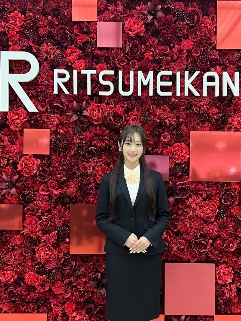 ILY:1's Ririka تعلن أنه تم قبولها في جامعة Ritsumeikan