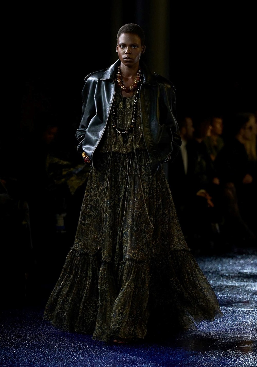 موضة الجاكيت الجلد وتنسيقات مميزة له في ربيع 2026