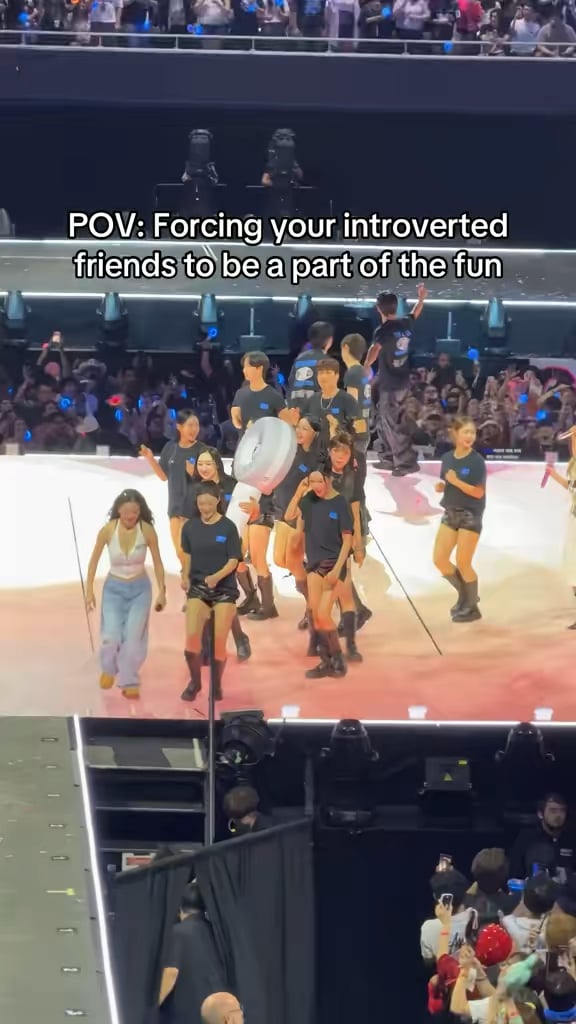 فكرت في نشر مقطع الحفل المضحك هنا.