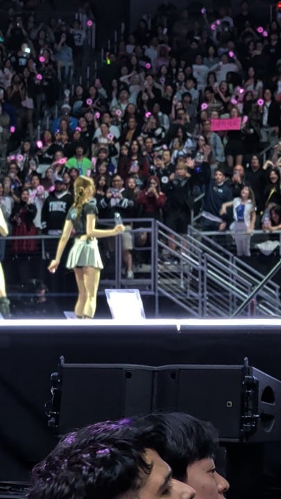 جيونغيون تتفاجأ بآلة قصاصات الورق المخيفة - يوم أوستن الثاني