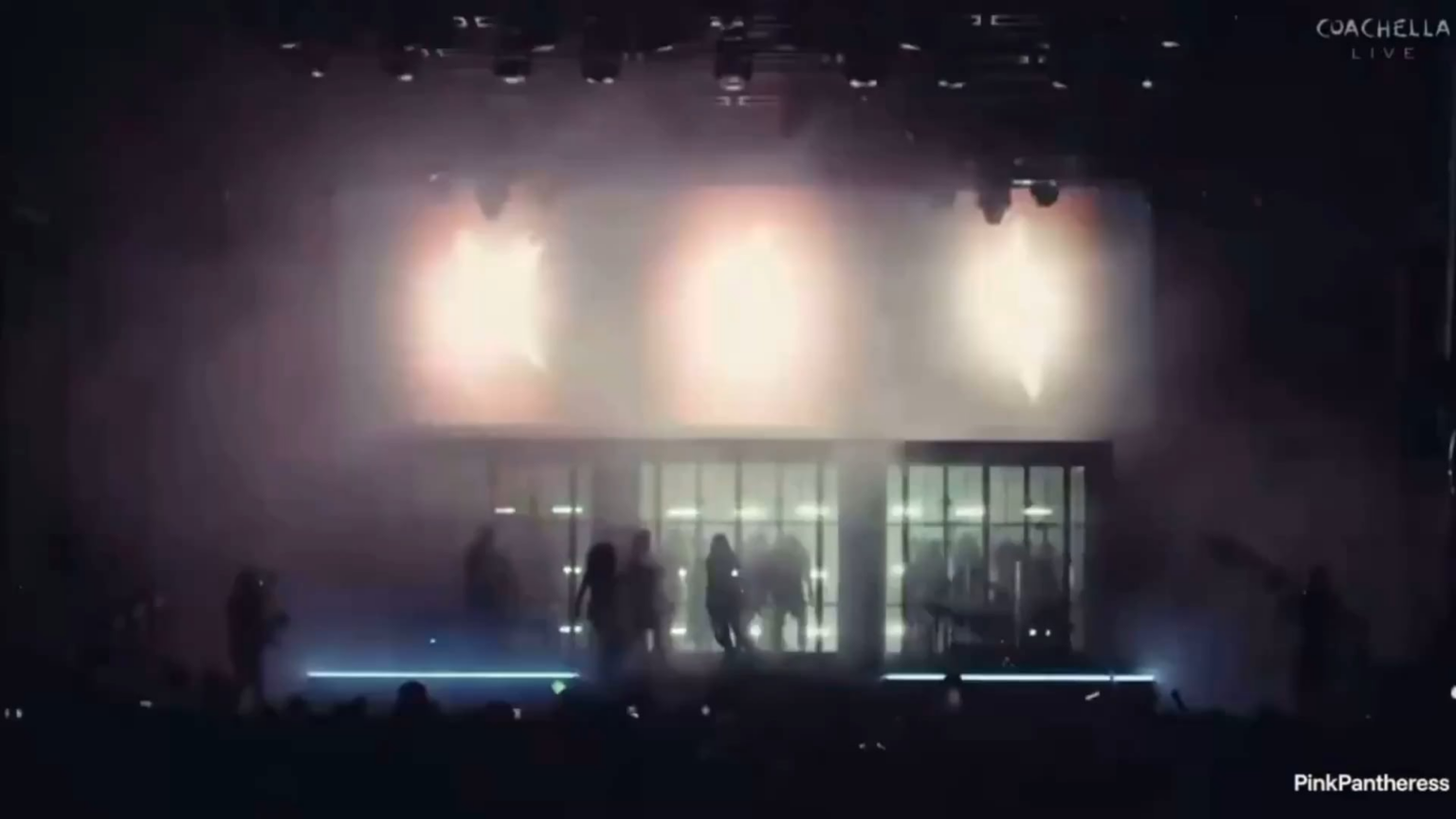 260411 PinkPantheress لعبت دور "CRAZY" للمغنية LE SSERAFIM أثناء مجموعة Coachella الخاصة بها