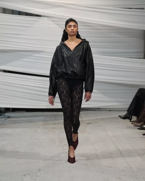 بنطلون الـ«Stirrup» يعود إلى الواجهة.. صيحة قديمة بروح جديدة