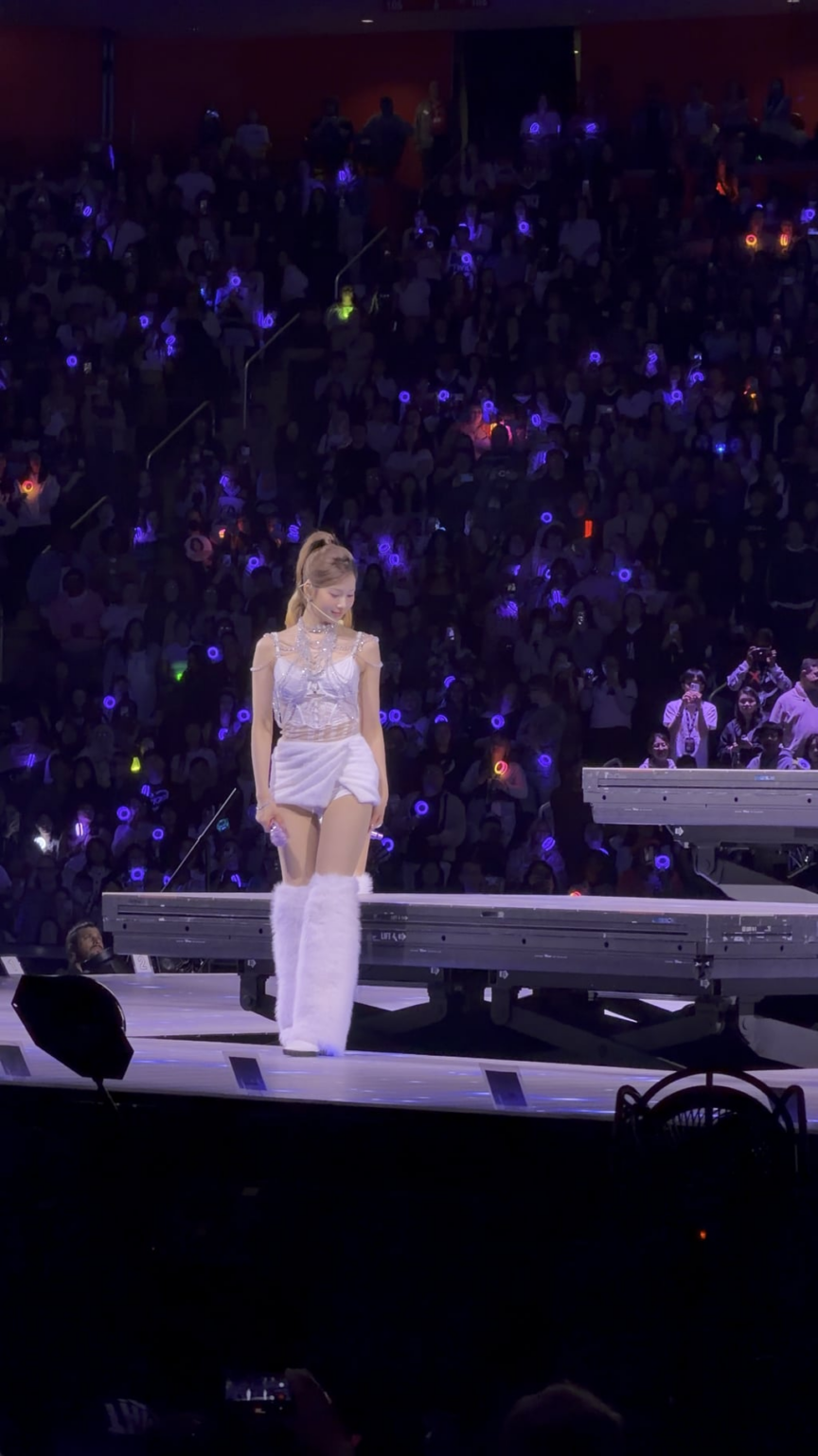 سأصدق أن سانا كانت تنظر إلى كاميرتي هنا.