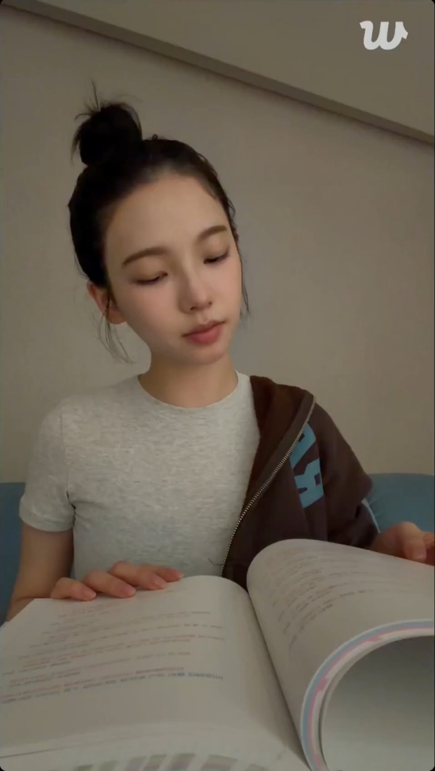 260418 كارينا تتحدث عن المزيد من محتوى الكاريوكي مع وينتر: "الكاريوكي بالعملة الجزء الثاني... لا، ليس لدينا وقت حقًا، عندما أستريح Minjeong أعمل، وعندما يستريح Minjeong أعمل، إنها مشكلة أننا لا نحصل على يوم راحة (معًا)"