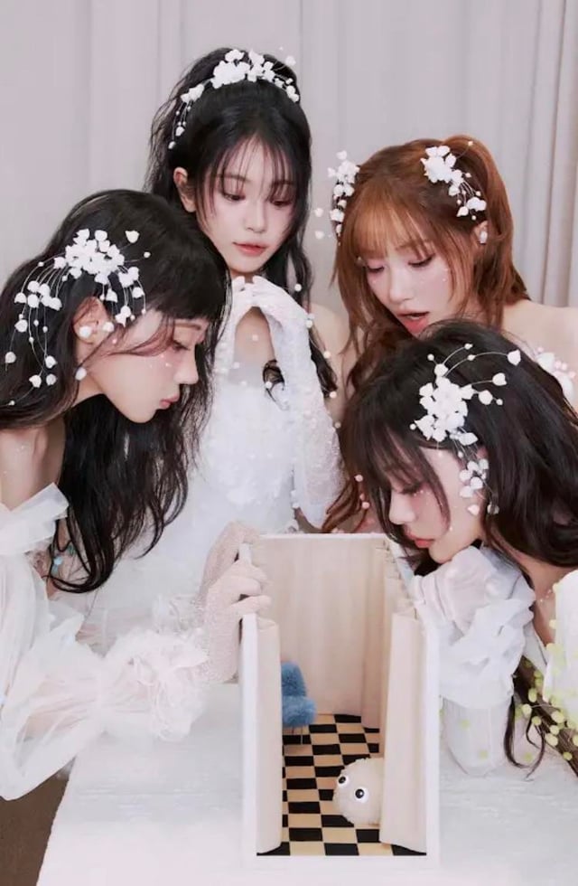 QWER - الألبوم المصغر الرابع: الحفل (الصور المفاهيمية - المجموعة)