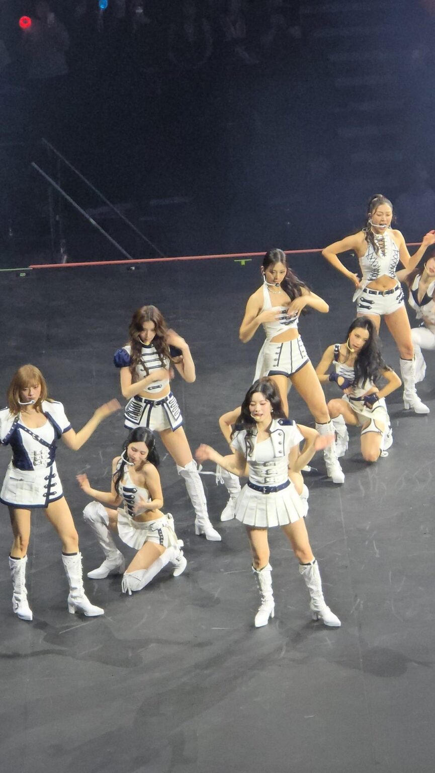 الملابس الزرقاء والبيضاء (كما رأينا في سياتل وفانكوفر)