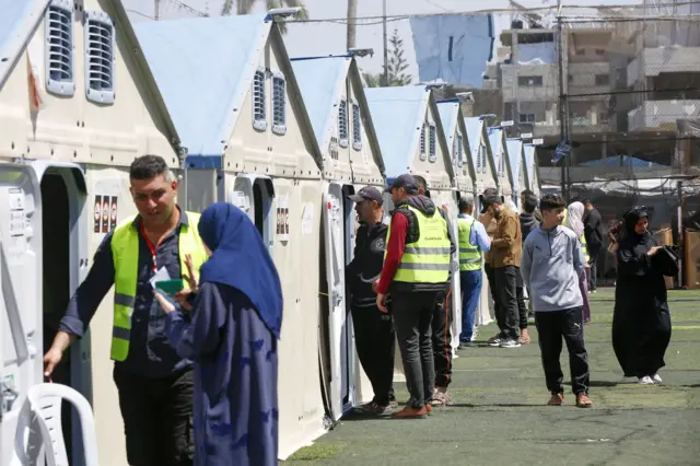 جانب من تنظيم عملية الاقتراع في الانتخابات البلدية في منطقة دير البلح في وسط قطاع غزة  