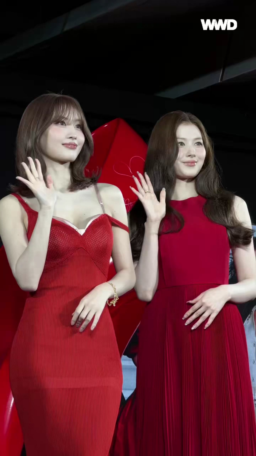 260423 تحديث تويتر WWD JAPAN - أقيم العرض الأول في اليابان لفيلم "The Devil Wears Prada 2"، والذي من المقرر أن يتم إصداره في الأول من مايو، في Roppongi Hills في طوكيو. ظهرت في هذا الحدث عضوتا #TWICE #MOMO و #SANA، اللتان تعملان كسفراء للفيلم في اليابان.