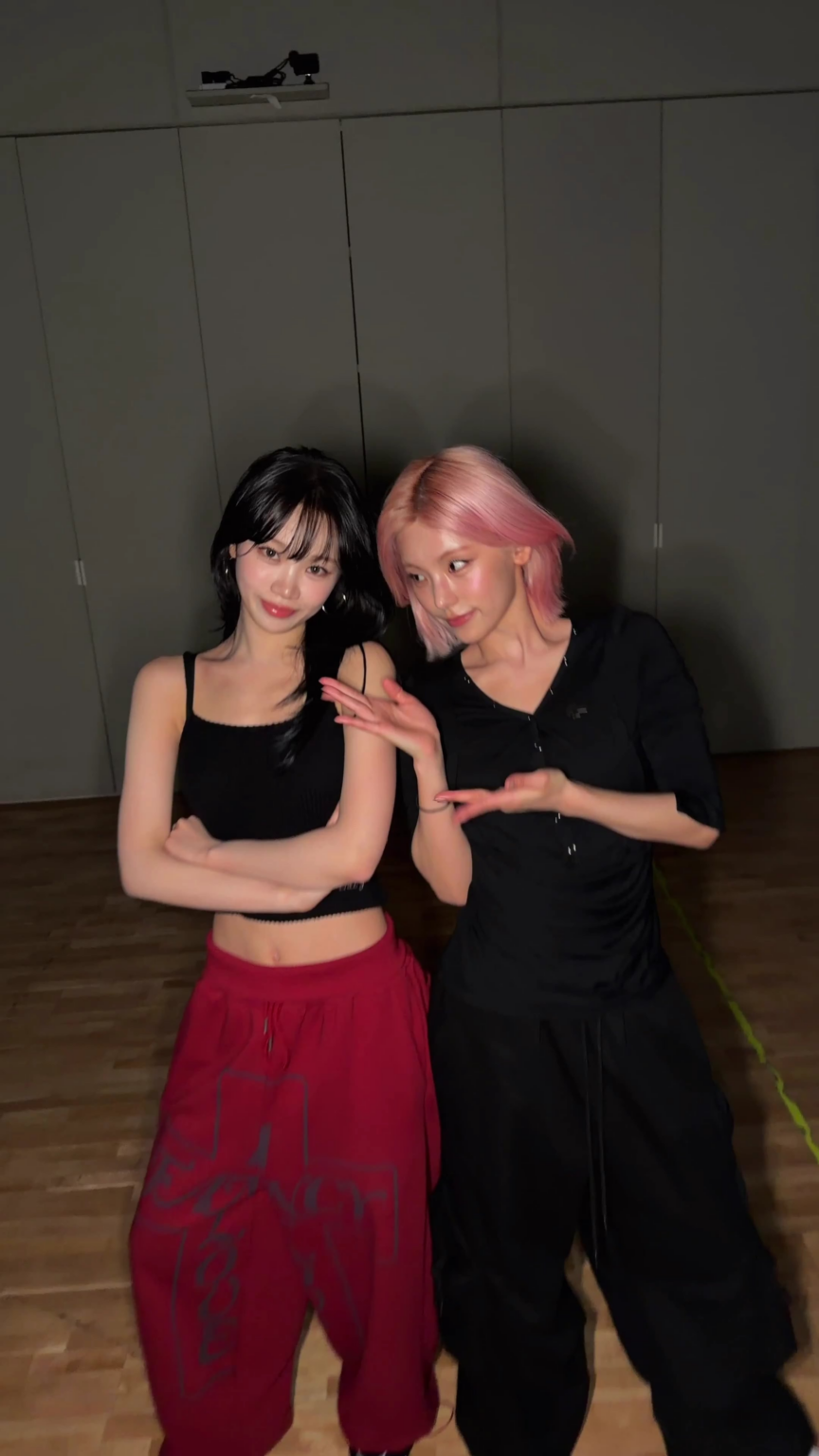 260401 تحديث ITZY على TikTok مع كيم تشايوون - تناول العناب لا لا للأعلى 🍝 مع إيتزي ييجي (هذا تحدي لا لا)