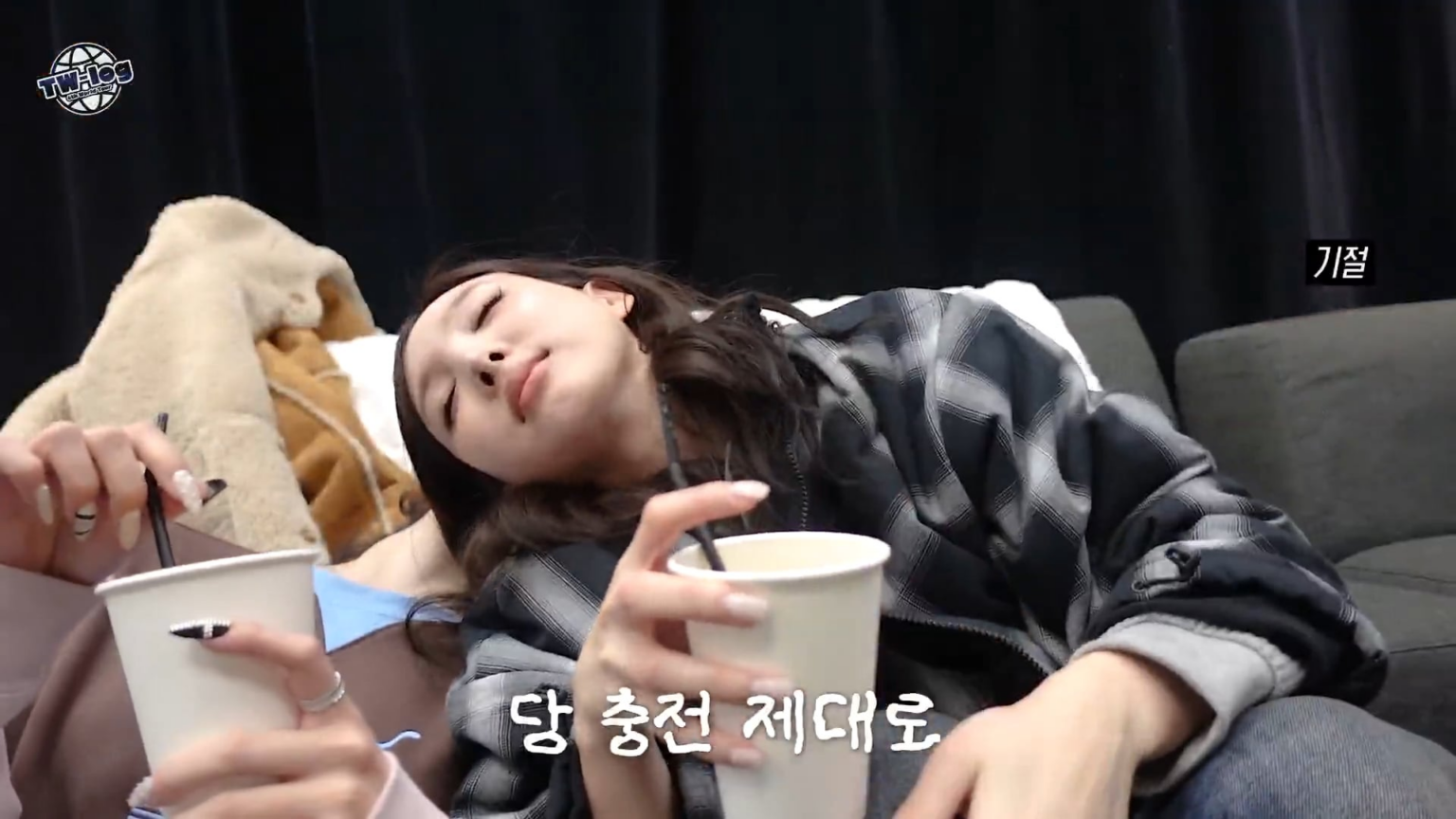 نايون ومينا يستمتعان بمشروبهما بشكل كبير!