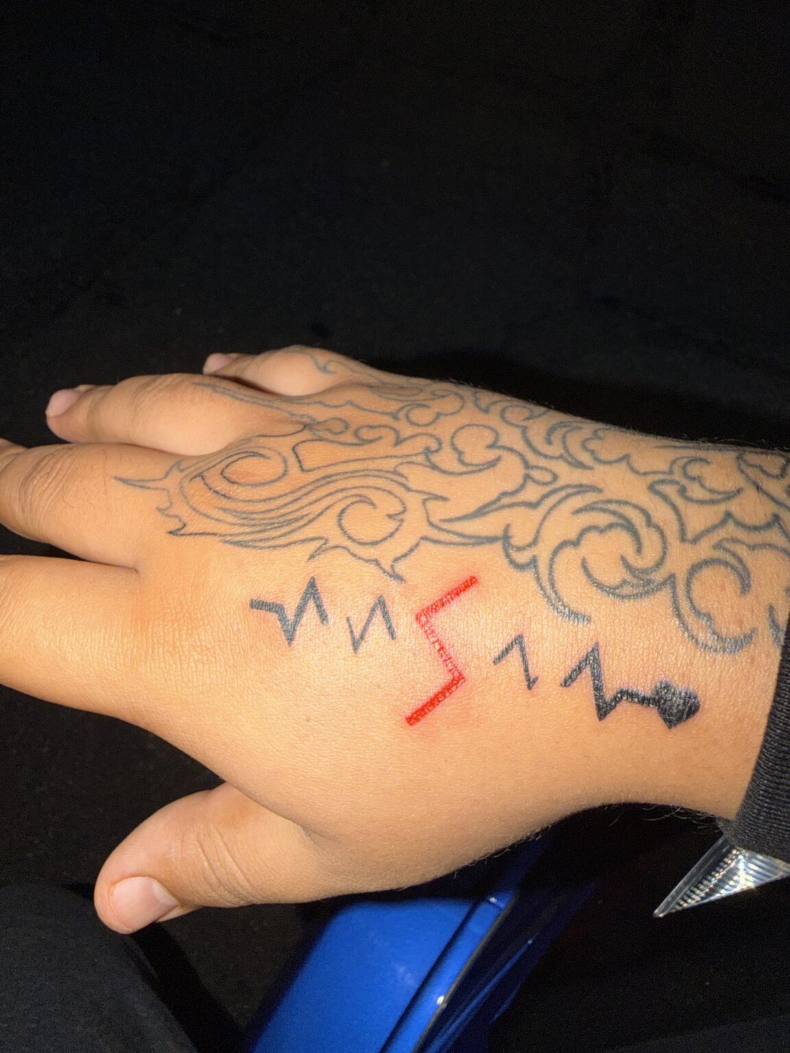 لست متأكدًا مما إذا كان هذا يندرج ضمن محتوى المعجبين، لكنني أخيرًا حصلت على وشم مرتين!!