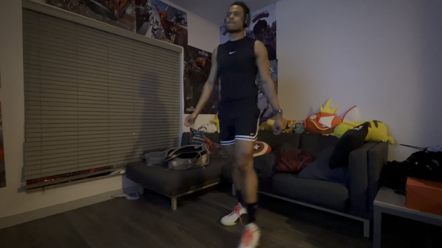 اليوم هو يوم الرقص العالمي. حركتي وتنسيق قدمي سيئان وأريد تحسينهما. أي نصيحة؟