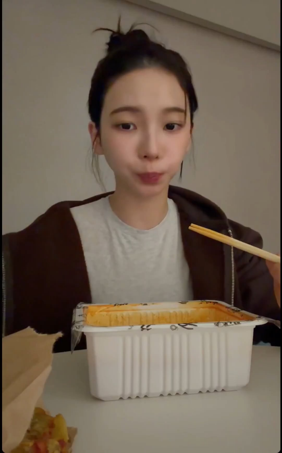 260418 كارينا على 'Serenade': "...في الأصل كانت واحدة من المرشحين لأغنيتي المنفردة، متى كانت... أثناء 'UP' أو 'GOOD STUFF'؟ اعتقدت أن أدائها مع Winter سيكون مناسبًا جدًا لذلك اخترته..."