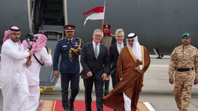 رئيس الوزراء البريطاني، كير ستارمر، وصل  إلى البحرين يوم الخميس في إطار زيارة تستغرق ثلاثة أيام لدول الخليج.