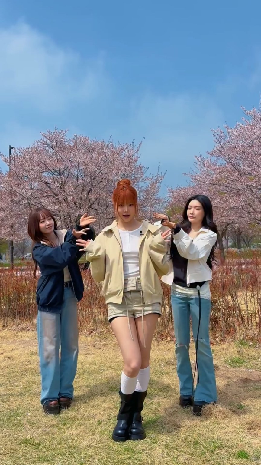 260425 تحديث LE SSERAFIM على TikTok مع Hong Eunchae - حان الوقت للاحتفال مع IOI Chungha & Yoojung 💗🎉 (تحدي الاحتفال)