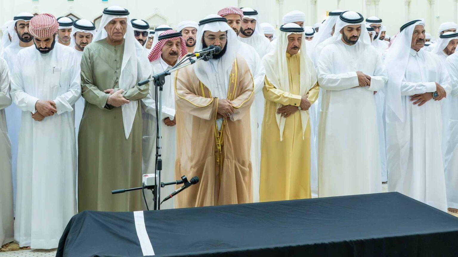 سعود بن صقر يؤدي صلاة الجنازة على جثمان الشيخة شمسة سعيد الكتبي