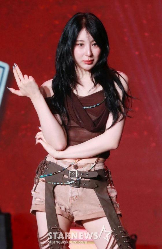 Lee Chaeyeon تكشف أنها خضعت لعملية زراعة شعر بعد إشاعات "تساقط الشعر" من Waterbomb