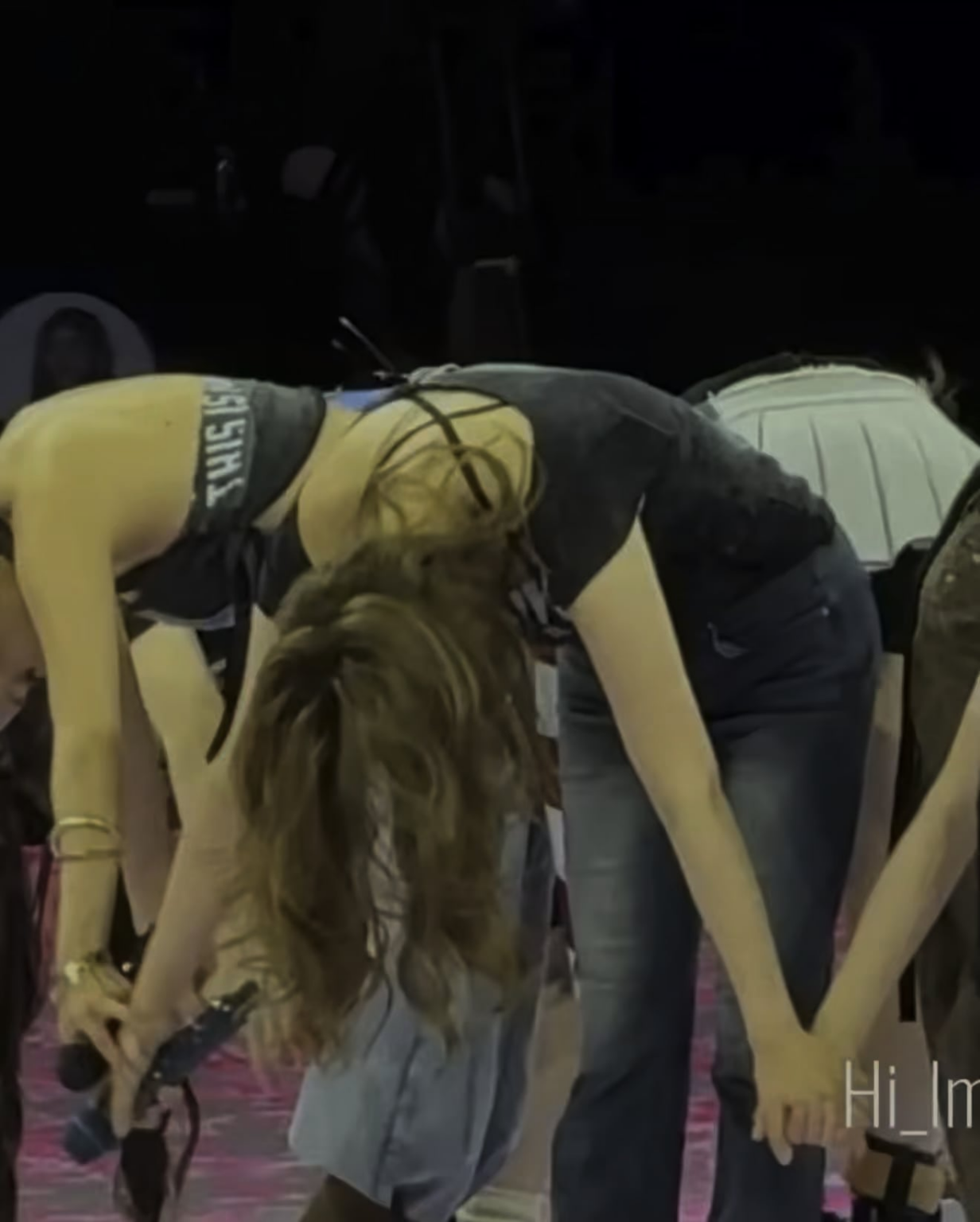 ظهرت سرة بطن Jeongyeon في الليلة الثانية في أوستن!