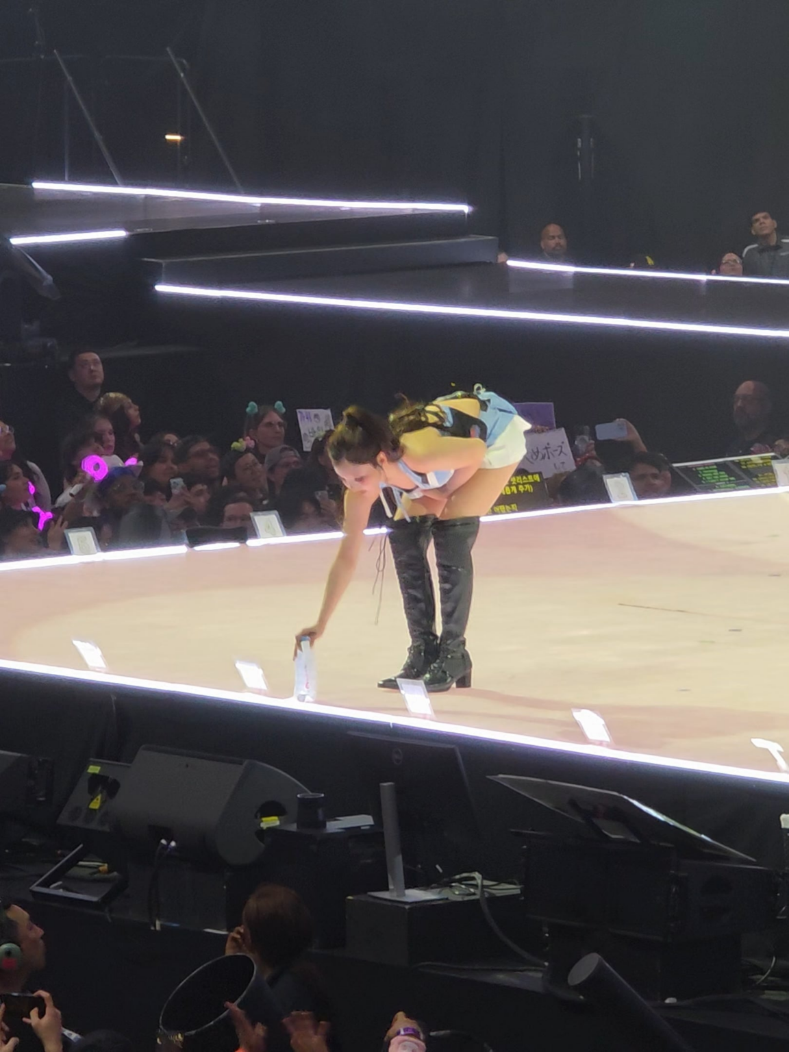 لحظات صغيرة كهذه هي سبب حبنا لها. نايون تبحث عن مومو