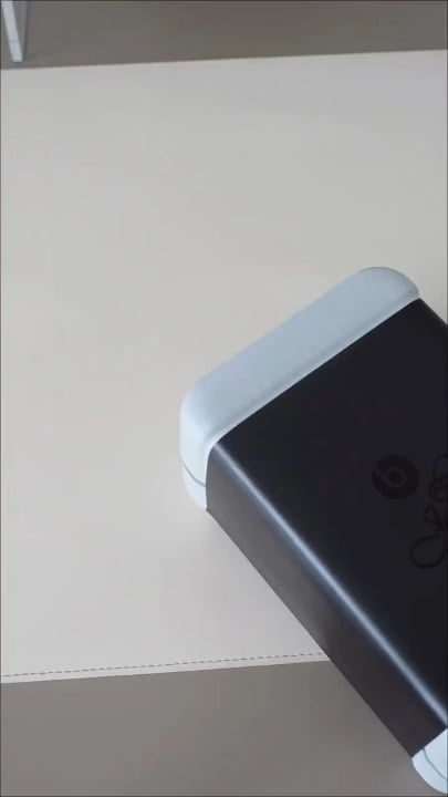 260424 Beats Solo 4 - إصدار جيني الخاص باللون الأسود العقيق | فتح العلبة