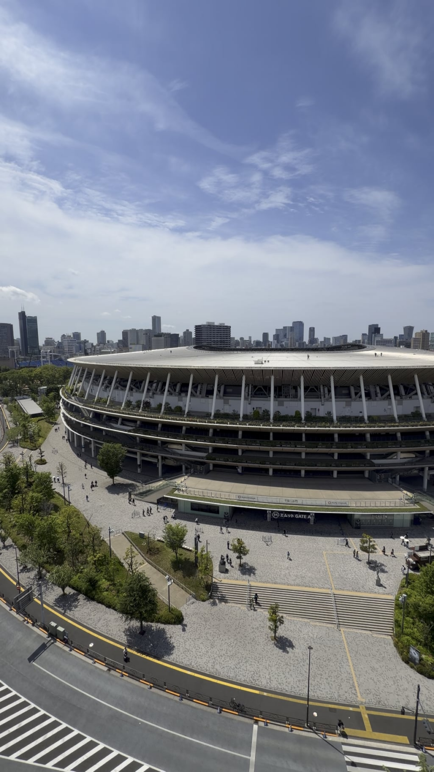 أعتقد أنني رأيت عمالًا يضعون وحدات بايرو على سطح ملعب MUFG