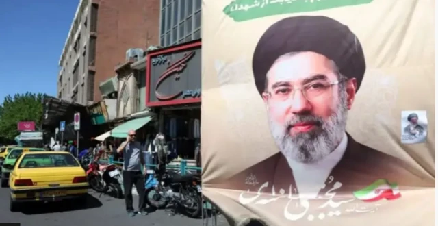 صورة منقسمة لنصفين. النصف الأول به صوره المرشد الأعلى لإيران مجتبى خامنئي ، والنصف الثاني به صورة لناس يسيرون في شوارع طهران