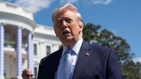 ترامب: القوات الأمريكية ستبقى حول إيران حتى تلتزم بالاتفاق ترامب: القوات الأمريكية ستبقى حول إيران حتى تلتزم بالاتفاق