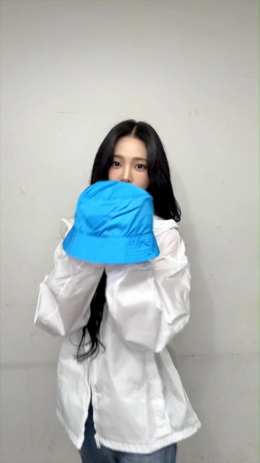 260415 aespa Instagram Reels تحديث مع كارينا - فحص مناسب مع Prada Re-Nylon