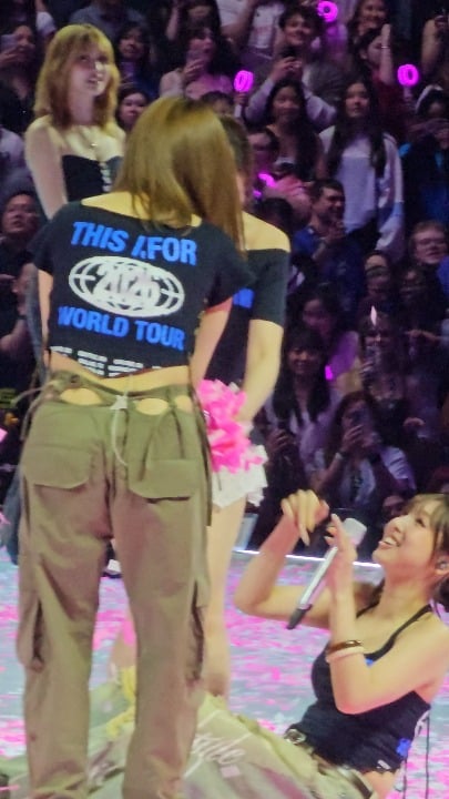 260412 نايون تأخذ حمام قصاصات ورق أثناء الإشارة في سانت بول